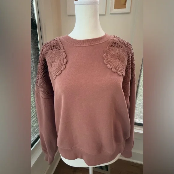 NWT. C&C California. Daisy Appliqué Sweatshirt. Dusty Rose. Size Medium. - Picture 1 of 8